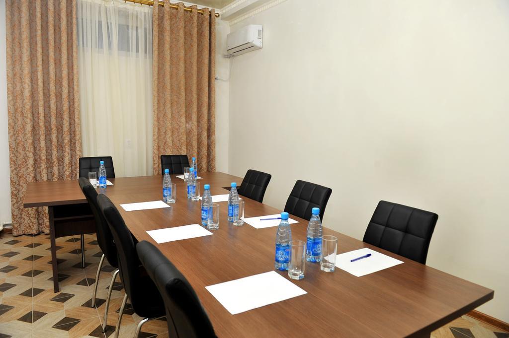 בישקק Rich Hotel מראה חיצוני תמונה
