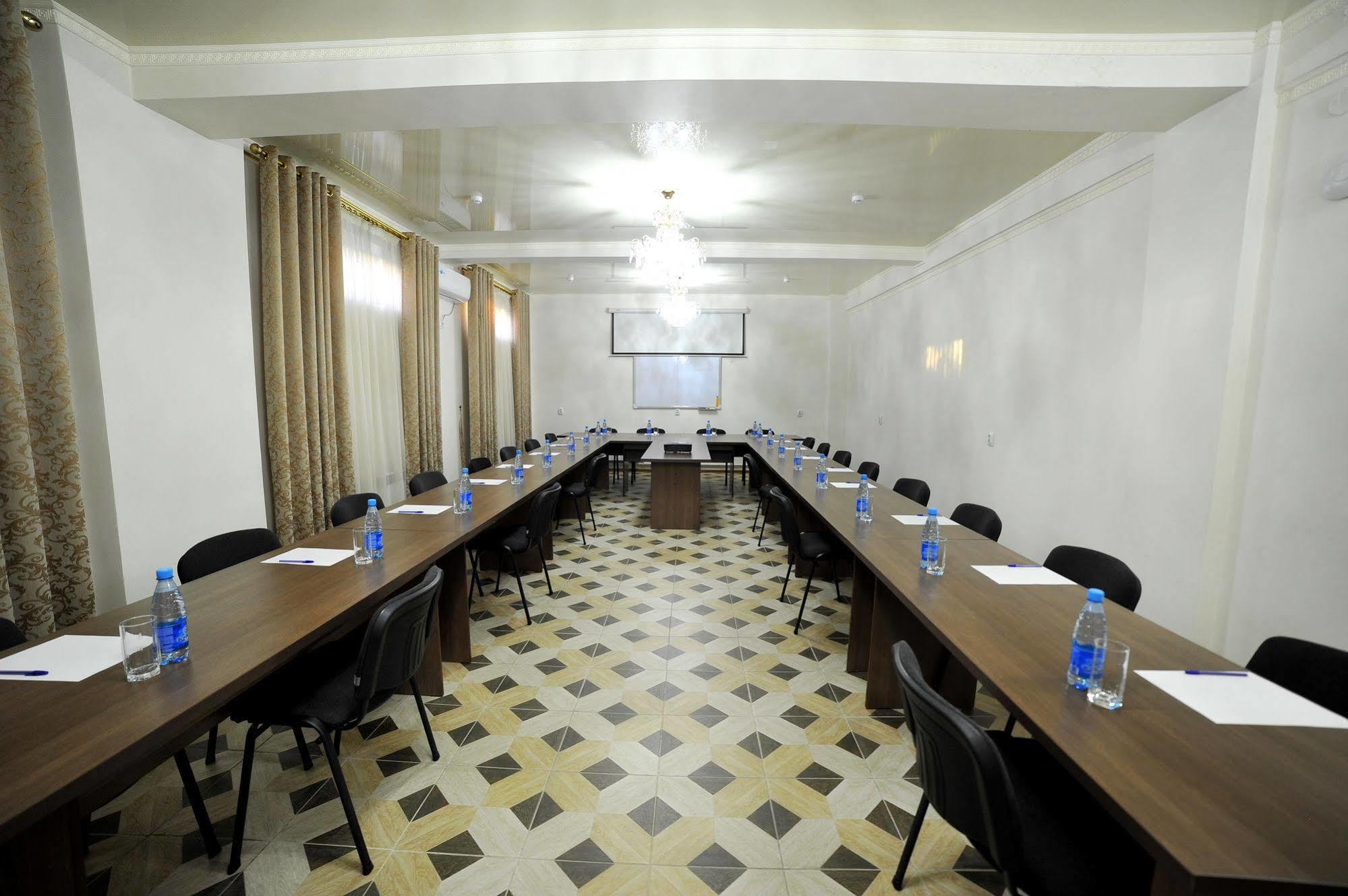 בישקק Rich Hotel מראה חיצוני תמונה